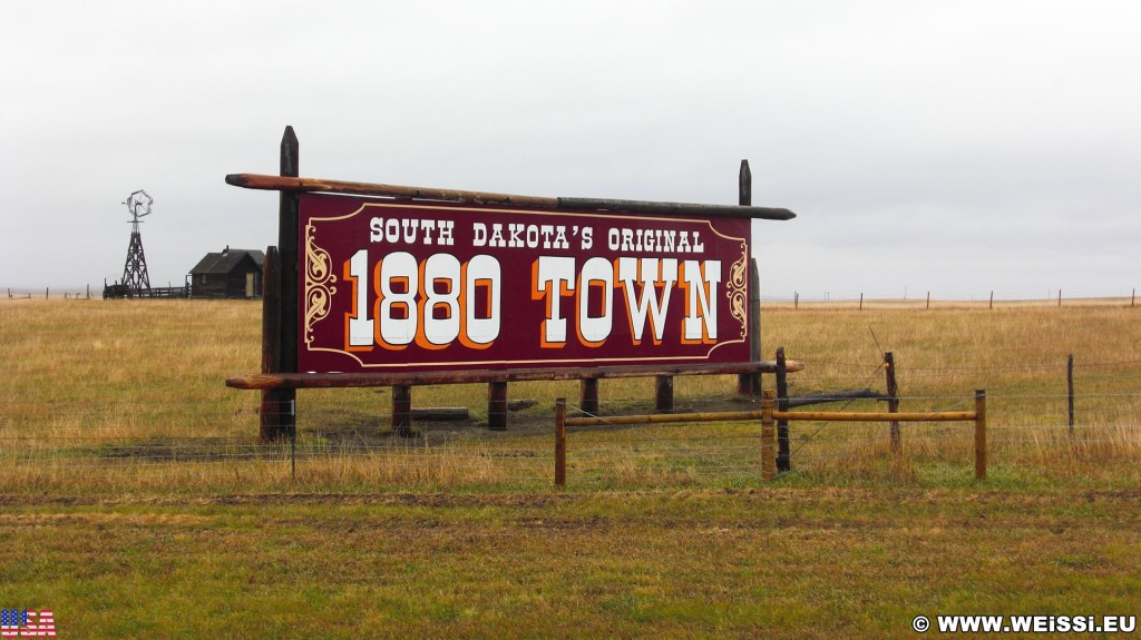1880 Town. - Schild, Tafel, Ankünder, Einfahrtsschild, Midland, Stamford, Einfahrt - (Stamford, Midland, South Dakota, Vereinigte Staaten)