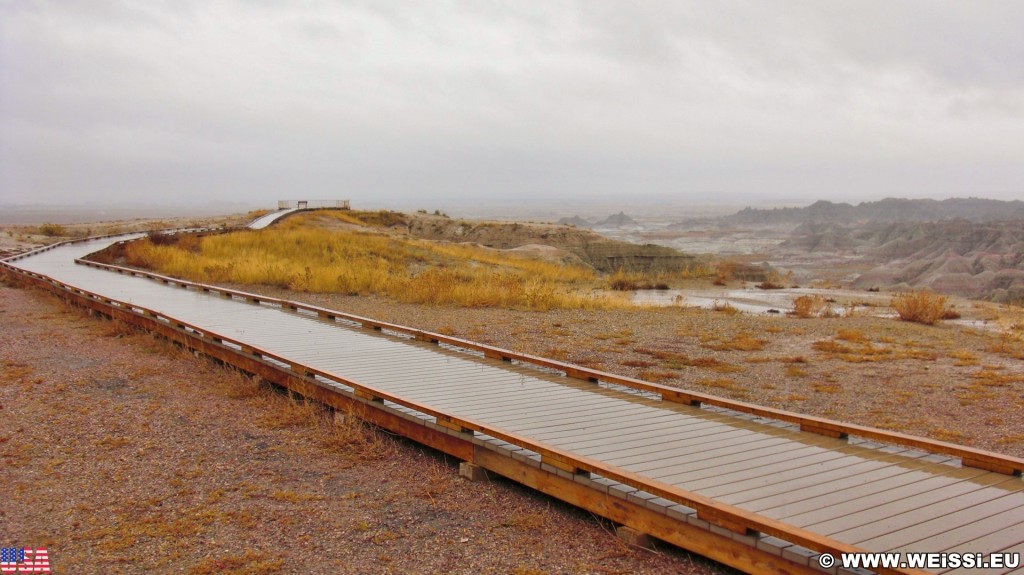 Badlands-Nationalpark. Big Badlands Overlook - Badlands-Nationalpark. - Landschaft, Aussichtspunkt, Overlook, National Park, Badlands-Nationalpark, Badlands Loop Road, Big Badlands Overlook, Badlands, Holz-Weg, Weg, Pfad - (Cactus Flat, Interior, South Dakota, Vereinigte Staaten)