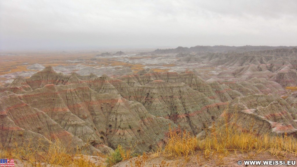 Badlands-Nationalpark. Big Badlands Overlook - Badlands-Nationalpark. - Landschaft, Felsen, Aussichtspunkt, Sandstein, Sandsteinformationen, Erosion, Hügel, Overlook, National Park, Badlands-Nationalpark, Badlands Loop Road, Big Badlands Overlook, Badlands, Gipfel - (Cactus Flat, Interior, South Dakota, Vereinigte Staaten)