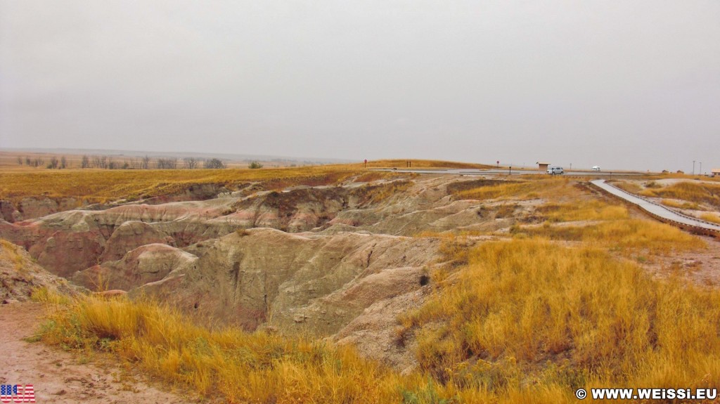 Badlands-Nationalpark. Big Badlands Overlook - Badlands-Nationalpark. - Landschaft, Aussichtspunkt, Overlook, National Park, Badlands-Nationalpark, Badlands Loop Road, Big Badlands Overlook, Badlands, Holz-Weg, Weg, Pfad - (Cactus Flat, Interior, South Dakota, Vereinigte Staaten)