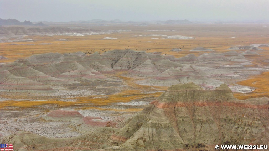 Badlands-Nationalpark. Big Badlands Overlook - Badlands-Nationalpark. - Landschaft, Felsen, Aussichtspunkt, Sandstein, Sandsteinformationen, Erosion, Hügel, Overlook, National Park, Badlands-Nationalpark, Badlands Loop Road, Big Badlands Overlook, Badlands, Gipfel - (Cactus Flat, Interior, South Dakota, Vereinigte Staaten)