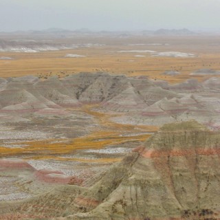 Badlands-Nationalpark. Big Badlands Overlook - Badlands-Nationalpark. - Landschaft, Felsen, Aussichtspunkt, Sandstein, Sandsteinformationen, Erosion, Hügel, Overlook, National Park, Badlands-Nationalpark, Badlands Loop Road, Big Badlands Overlook, Badlands, Gipfel - (Cactus Flat, Interior, South Dakota, Vereinigte Staaten)