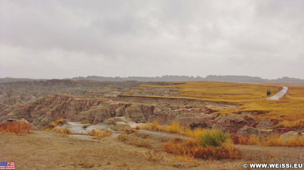 Badlands-Nationalpark. Big Badlands Overlook - Badlands-Nationalpark. - Landschaft, Felsen, Aussichtspunkt, Sandstein, Sandsteinformationen, Erosion, Hügel, Overlook, National Park, Badlands-Nationalpark, Badlands Loop Road, Big Badlands Overlook, Badlands, Gipfel - (Cactus Flat, Interior, South Dakota, Vereinigte Staaten)