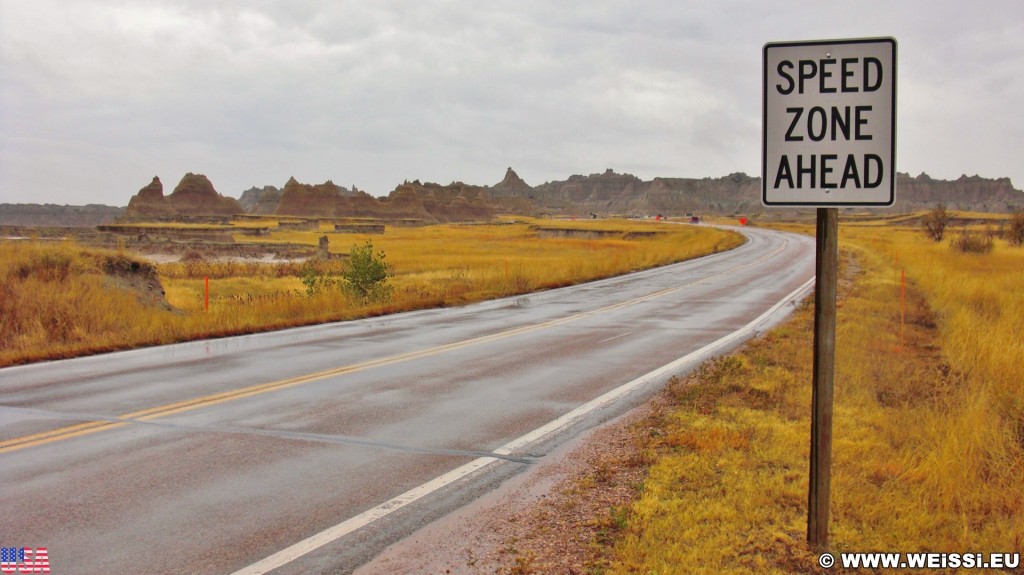 Badlands-Nationalpark. - Schild, Tafel, Felsen, Sandstein, Sandsteinformationen, Erosion, Hügel, National Park, Badlands-Nationalpark, Badlands Loop Road, Gipfel, Cedar Pass - (Interior, Philip, South Dakota, Vereinigte Staaten)