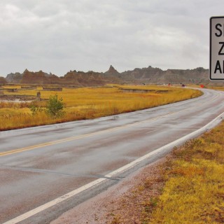 Badlands-Nationalpark. - Schild, Tafel, Felsen, Sandstein, Sandsteinformationen, Erosion, Hügel, National Park, Badlands-Nationalpark, Badlands Loop Road, Gipfel, Cedar Pass - (Interior, Philip, South Dakota, Vereinigte Staaten)