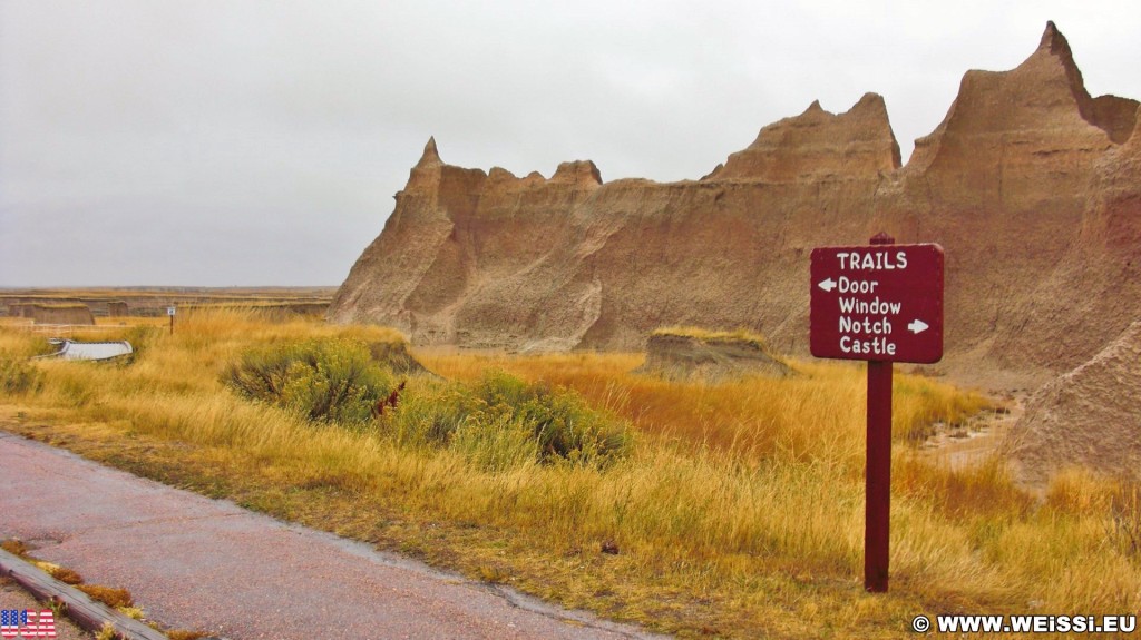 Badlands-Nationalpark. - Schild, Tafel, Felsen, Sandstein, Sandsteinformationen, Erosion, Hügel, National Park, Badlands-Nationalpark, Badlands Loop Road, Gipfel, Cedar Pass - (Interior, South Dakota, Vereinigte Staaten)