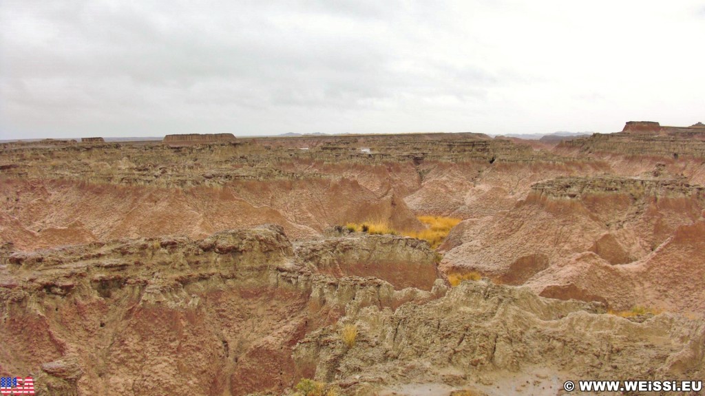 Badlands-Nationalpark. Door Trail - Badlands-Nationalpark. - Felsen, Sandstein, Sandsteinformationen, Erosion, Hügel, National Park, Badlands-Nationalpark, Badlands Loop Road, Gipfel, Cedar Pass, Door Trail - (Interior, South Dakota, Vereinigte Staaten)