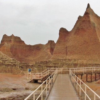 Badlands-Nationalpark. Door Trail - Badlands-Nationalpark. - Felsen, Sandstein, Sandsteinformationen, Erosion, Hügel, National Park, Badlands-Nationalpark, Badlands Loop Road, Holz-Weg, Weg, Pfad, Gipfel, Cedar Pass, Door Trail - (Interior, South Dakota, Vereinigte Staaten)
