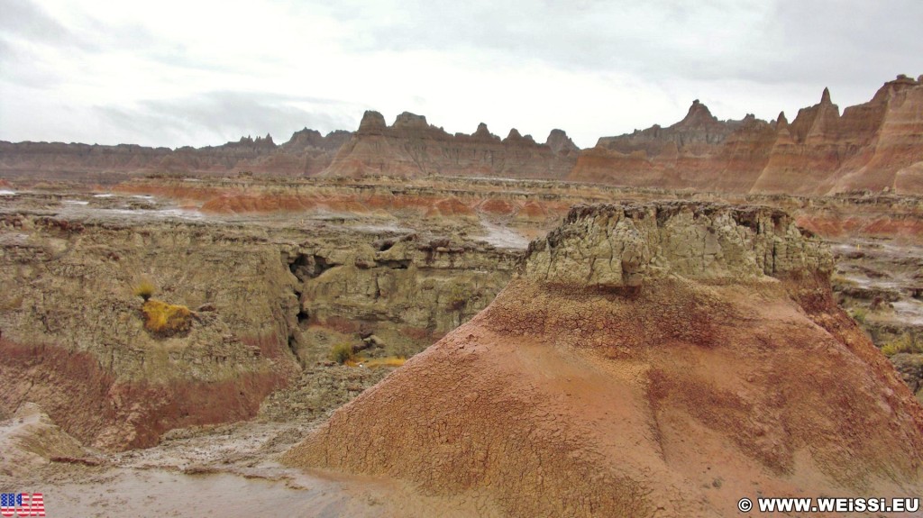 Badlands-Nationalpark. Door Trail - Badlands-Nationalpark. - Felsen, Sandstein, Sandsteinformationen, Erosion, Hügel, National Park, Badlands-Nationalpark, Badlands Loop Road, Gipfel, Cedar Pass, Door Trail - (Interior, South Dakota, Vereinigte Staaten)