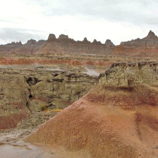 Badlands-Nationalpark. Door Trail - Badlands-Nationalpark. - Felsen, Sandstein, Sandsteinformationen, Erosion, Hügel, National Park, Badlands-Nationalpark, Badlands Loop Road, Gipfel, Cedar Pass, Door Trail - (Interior, South Dakota, Vereinigte Staaten)