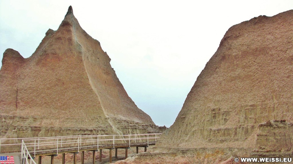 Badlands-Nationalpark. Door Trail - Badlands-Nationalpark. - Felsen, Sandstein, Sandsteinformationen, Erosion, Hügel, National Park, Badlands-Nationalpark, Badlands Loop Road, Holz-Weg, Weg, Pfad, Gipfel, Cedar Pass, Door Trail - (Interior, South Dakota, Vereinigte Staaten)