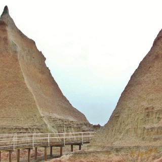 Badlands-Nationalpark. Door Trail - Badlands-Nationalpark. - Felsen, Sandstein, Sandsteinformationen, Erosion, Hügel, National Park, Badlands-Nationalpark, Badlands Loop Road, Holz-Weg, Weg, Pfad, Gipfel, Cedar Pass, Door Trail - (Interior, South Dakota, Vereinigte Staaten)