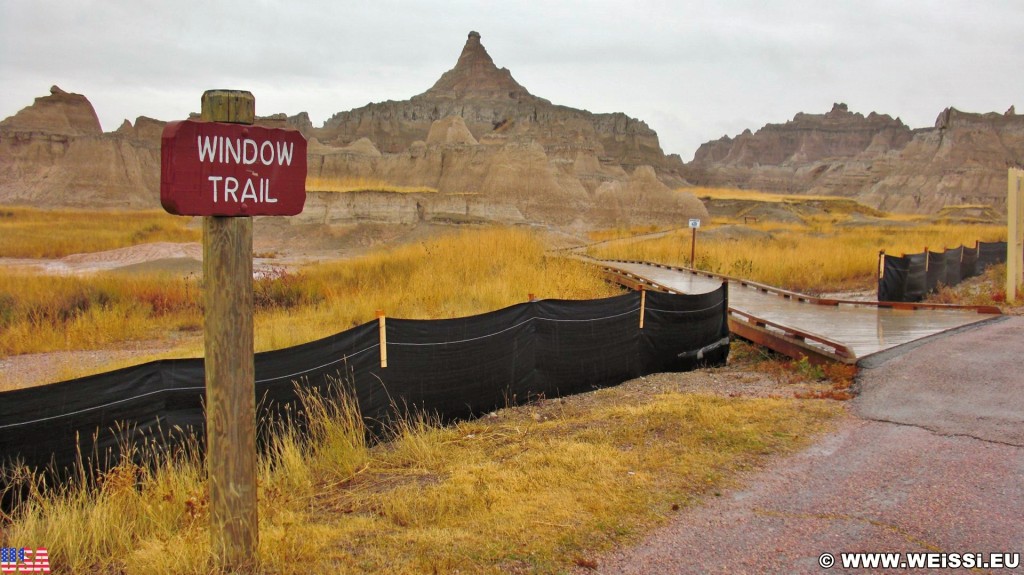 Badlands-Nationalpark. Window Trail - Badlands-Nationalpark. - Schild, Tafel, Felsen, Sandstein, Sandsteinformationen, Erosion, Hügel, National Park, Badlands-Nationalpark, Badlands Loop Road, Holz-Weg, Weg, Pfad, Gipfel, Cedar Pass, Window Trail - (Interior, South Dakota, Vereinigte Staaten)