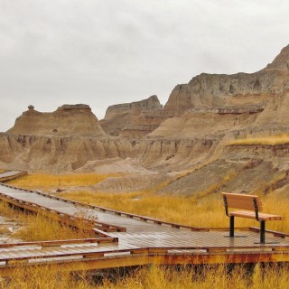 Badlands-Nationalpark. Window Trail - Badlands-Nationalpark. - Felsen, Sandstein, Sandsteinformationen, Erosion, Hügel, National Park, Badlands-Nationalpark, Badlands Loop Road, Holz-Weg, Weg, Pfad, Gipfel, Cedar Pass, Window Trail - (Interior, South Dakota, Vereinigte Staaten)