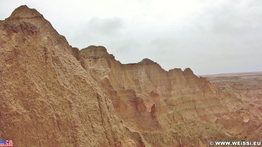 Badlands-Nationalpark. Window Trail - Badlands-Nationalpark. - Felsen, Sandstein, Sandsteinformationen, Erosion, Hügel, National Park, Badlands-Nationalpark, Badlands Loop Road, Gipfel, Cedar Pass, Window Trail - (Interior, South Dakota, Vereinigte Staaten)