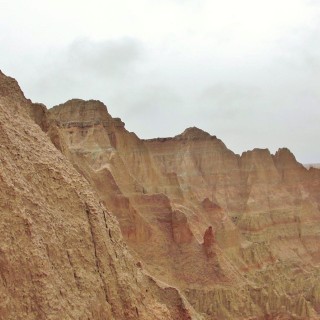 Badlands-Nationalpark. Window Trail - Badlands-Nationalpark. - Felsen, Sandstein, Sandsteinformationen, Erosion, Hügel, National Park, Badlands-Nationalpark, Badlands Loop Road, Gipfel, Cedar Pass, Window Trail - (Interior, South Dakota, Vereinigte Staaten)