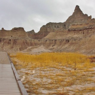 Badlands-Nationalpark. Window Trail - Badlands-Nationalpark. - Felsen, Sandstein, Sandsteinformationen, Erosion, Hügel, National Park, Badlands-Nationalpark, Badlands Loop Road, Holz-Weg, Weg, Pfad, Gipfel, Cedar Pass, Window Trail - (Interior, South Dakota, Vereinigte Staaten)