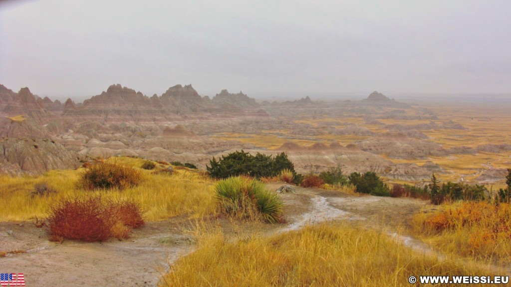 Badlands-Nationalpark. Cliff Shelf Nature Trail - Badlands-Nationalpark. - Felsen, Sandstein, Sandsteinformationen, Erosion, Hügel, National Park, Badlands-Nationalpark, Badlands Loop Road, Gipfel, Cedar Pass, Cliff Shelf Nature Trail - (Interior, South Dakota, Vereinigte Staaten)