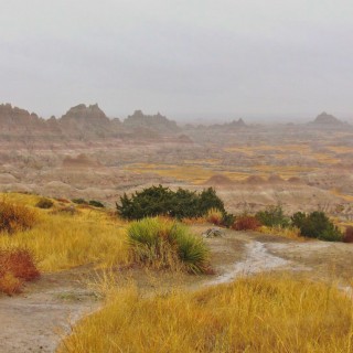 Badlands-Nationalpark. Cliff Shelf Nature Trail - Badlands-Nationalpark. - Felsen, Sandstein, Sandsteinformationen, Erosion, Hügel, National Park, Badlands-Nationalpark, Badlands Loop Road, Gipfel, Cedar Pass, Cliff Shelf Nature Trail - (Interior, South Dakota, Vereinigte Staaten)