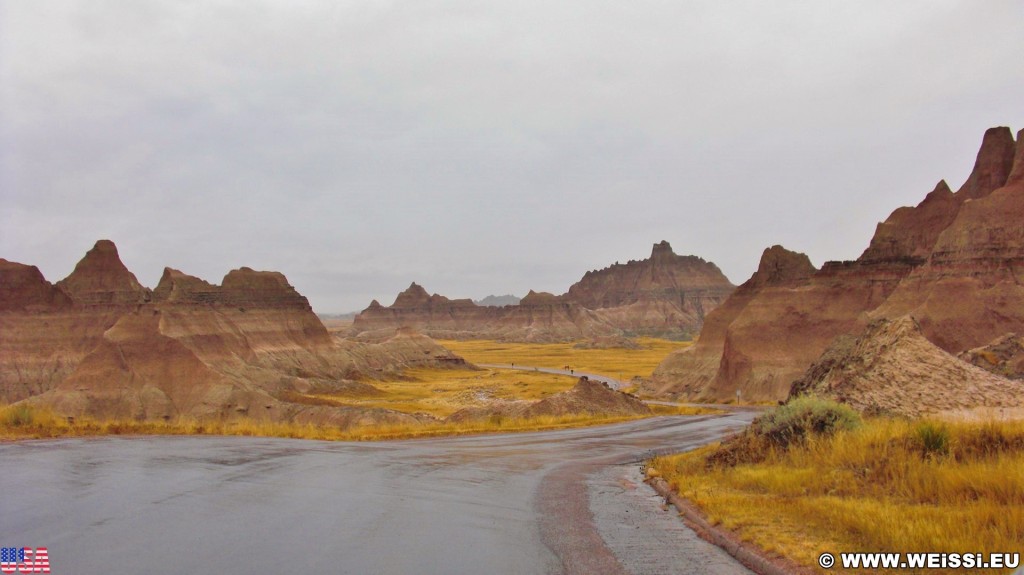 Badlands-Nationalpark. Cedar Pass - Badlands-Nationalpark. - Felsen, Sandstein, Sandsteinformationen, Erosion, Hügel, National Park, Badlands-Nationalpark, Badlands Loop Road, Gipfel, Cedar Pass - (Interior, Philip, South Dakota, Vereinigte Staaten)