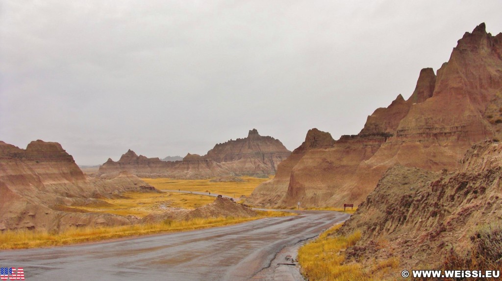 Badlands-Nationalpark. Cedar Pass - Badlands-Nationalpark. - Felsen, Sandstein, Sandsteinformationen, Erosion, Hügel, National Park, Badlands-Nationalpark, Badlands Loop Road, Gipfel, Cedar Pass - (Interior, Philip, South Dakota, Vereinigte Staaten)