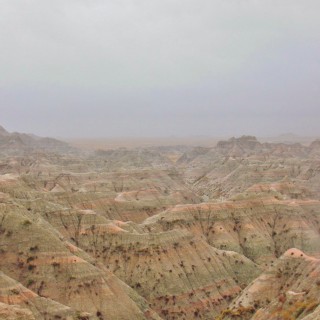 Badlands-Nationalpark. White River Valley Overlook - Badlands-Nationalpark. - Landschaft, Felsen, Aussichtspunkt, Sandstein, Sandsteinformationen, Erosion, Hügel, Overlook, National Park, Badlands-Nationalpark, Badlands Loop Road, Gipfel, White River Valley Overlook - (Interior, Scenic, South Dakota, Vereinigte Staaten)