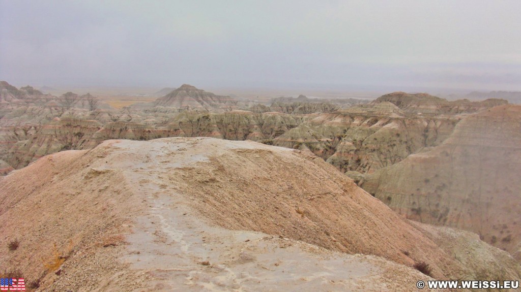 Badlands-Nationalpark. White River Valley Overlook - Badlands-Nationalpark. - Landschaft, Felsen, Aussichtspunkt, Sandstein, Sandsteinformationen, Erosion, Hügel, Overlook, National Park, Badlands-Nationalpark, Badlands Loop Road, Gipfel, White River Valley Overlook - (Interior, Scenic, South Dakota, Vereinigte Staaten)