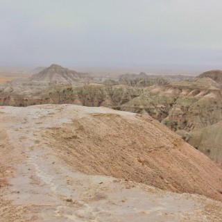 Badlands-Nationalpark. White River Valley Overlook - Badlands-Nationalpark. - Landschaft, Felsen, Aussichtspunkt, Sandstein, Sandsteinformationen, Erosion, Hügel, Overlook, National Park, Badlands-Nationalpark, Badlands Loop Road, Gipfel, White River Valley Overlook - (Interior, Scenic, South Dakota, Vereinigte Staaten)