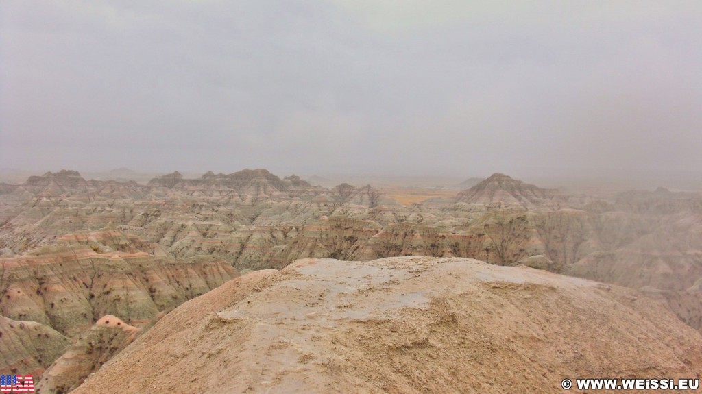 Badlands-Nationalpark. White River Valley Overlook - Badlands-Nationalpark. - Landschaft, Felsen, Aussichtspunkt, Sandstein, Sandsteinformationen, Erosion, Hügel, Overlook, National Park, Badlands-Nationalpark, Badlands Loop Road, Gipfel, White River Valley Overlook - (Interior, Scenic, South Dakota, Vereinigte Staaten)