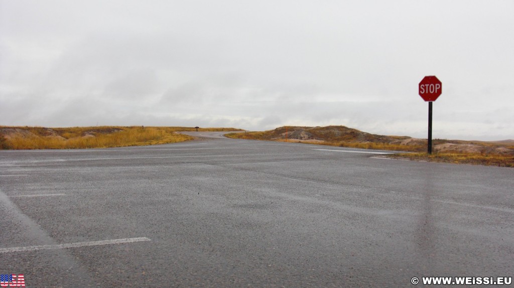 Badlands-Nationalpark. White River Valley Overlook - Badlands-Nationalpark. - Schild, Landschaft, Tafel, Aussichtspunkt, Overlook, National Park, Badlands-Nationalpark, Badlands Loop Road, White River Valley Overlook, Stop-Schild - (Interior, Scenic, South Dakota, Vereinigte Staaten)