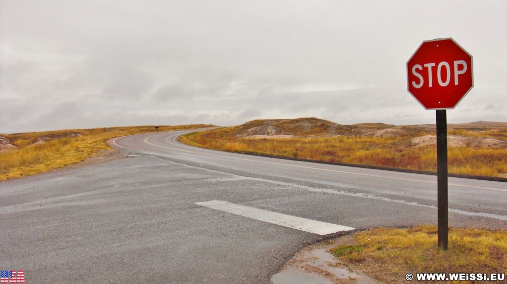 Badlands-Nationalpark. White River Valley Overlook - Badlands-Nationalpark. - Schild, Landschaft, Tafel, Aussichtspunkt, Overlook, National Park, Badlands-Nationalpark, Badlands Loop Road, White River Valley Overlook, Stop-Schild - (Interior, Scenic, South Dakota, Vereinigte Staaten)