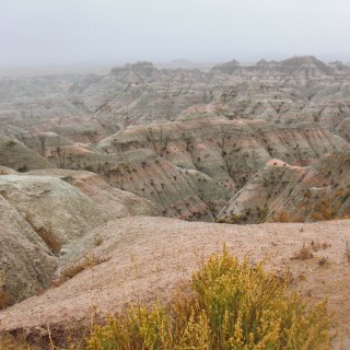 Badlands-Nationalpark. White River Valley Overlook - Badlands-Nationalpark. - Landschaft, Felsen, Aussichtspunkt, Sandstein, Sandsteinformationen, Erosion, Hügel, Overlook, National Park, Badlands-Nationalpark, Badlands Loop Road, Gipfel, White River Valley Overlook - (Interior, Scenic, South Dakota, Vereinigte Staaten)