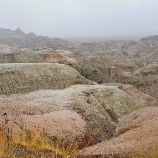 Badlands-Nationalpark. White River Valley Overlook - Badlands-Nationalpark. - Landschaft, Felsen, Aussichtspunkt, Sandstein, Sandsteinformationen, Erosion, Hügel, Overlook, National Park, Badlands-Nationalpark, Badlands Loop Road, Gipfel, White River Valley Overlook - (Interior, Scenic, South Dakota, Vereinigte Staaten)