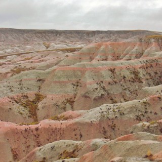 Badlands-Nationalpark. Bigfoot Pass Overlook - Badlands-Nationalpark. - Felsen, Aussichtspunkt, Sandstein, Sandsteinformationen, Erosion, Hügel, Overlook, National Park, Badlands-Nationalpark, Badlands Loop Road, Gipfel, Bigfoot Pass Overlook - (Interior, Wall, South Dakota, Vereinigte Staaten)