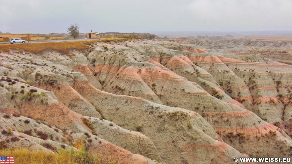 Badlands-Nationalpark. Bigfoot Pass Overlook - Badlands-Nationalpark. - Felsen, Aussichtspunkt, Sandstein, Sandsteinformationen, Erosion, Hügel, Overlook, National Park, Badlands-Nationalpark, Badlands Loop Road, Gipfel, Bigfoot Pass Overlook - (Interior, Wall, South Dakota, Vereinigte Staaten)