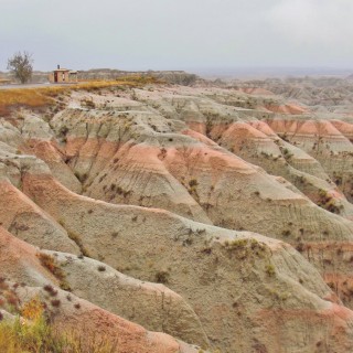 Badlands-Nationalpark. Bigfoot Pass Overlook - Badlands-Nationalpark. - Felsen, Aussichtspunkt, Sandstein, Sandsteinformationen, Erosion, Hügel, Overlook, National Park, Badlands-Nationalpark, Badlands Loop Road, Gipfel, Bigfoot Pass Overlook - (Interior, Wall, South Dakota, Vereinigte Staaten)