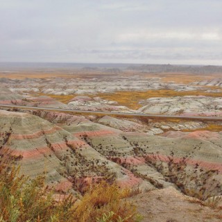 Badlands-Nationalpark. Bigfoot Pass Overlook - Badlands-Nationalpark. - Felsen, Aussichtspunkt, Sandstein, Sandsteinformationen, Erosion, Hügel, Overlook, National Park, Badlands-Nationalpark, Badlands Loop Road, Gipfel, Bigfoot Pass Overlook - (Interior, Wall, South Dakota, Vereinigte Staaten)