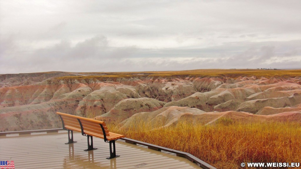 Badlands-Nationalpark. Bigfoot Pass Overlook - Badlands-Nationalpark. - Felsen, Aussichtspunkt, Sandstein, Sandsteinformationen, Erosion, Hügel, Overlook, National Park, Badlands-Nationalpark, Badlands Loop Road, Gipfel, Bigfoot Pass Overlook, Bank, Sitzgelegenheit - (Interior, Wall, South Dakota, Vereinigte Staaten)