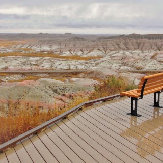 Badlands-Nationalpark. Bigfoot Pass Overlook - Badlands-Nationalpark. - Felsen, Aussichtspunkt, Sandstein, Sandsteinformationen, Erosion, Hügel, Overlook, National Park, Badlands-Nationalpark, Badlands Loop Road, Gipfel, Bigfoot Pass Overlook, Bank, Sitzgelegenheit - (Interior, Wall, South Dakota, Vereinigte Staaten)