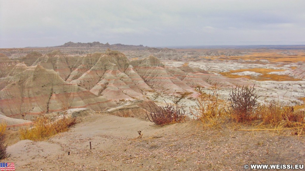 Badlands-Nationalpark. Panorama Point - Badlands-Nationalpark. - Felsen, Aussichtspunkt, Sandstein, Sandsteinformationen, Erosion, Hügel, Overlook, National Park, Badlands-Nationalpark, Badlands Loop Road, Gipfel, Panorama Point, Air Quality Overlook - (Interior, Scenic, South Dakota, Vereinigte Staaten)