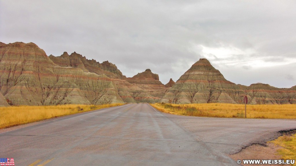 Badlands-Nationalpark. Norbeck Pass - Badlands-Nationalpark. - Landschaft, Felsen, Sandstein, Sandsteinformationen, Erosion, Hügel, National Park, Badlands-Nationalpark, Badlands Loop Road, Gipfel, Cedar Pass, Norbeck Pass - (Interior, South Dakota, Vereinigte Staaten)