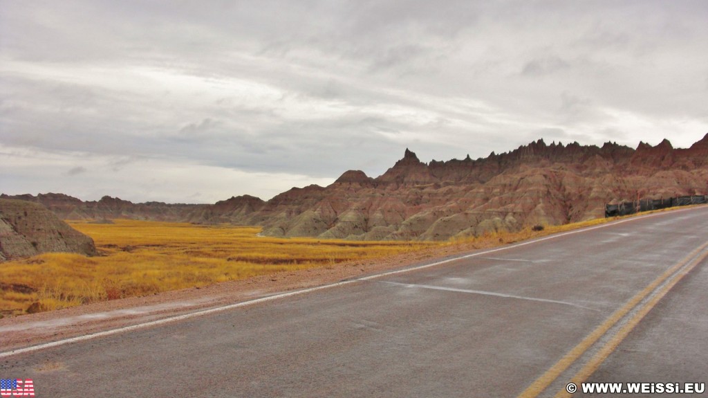 Badlands-Nationalpark. Norbeck Pass - Badlands-Nationalpark. - Landschaft, Felsen, Sandstein, Sandsteinformationen, Erosion, Hügel, National Park, Badlands-Nationalpark, Badlands Loop Road, Gipfel, Cedar Pass, Norbeck Pass - (Interior, South Dakota, Vereinigte Staaten)