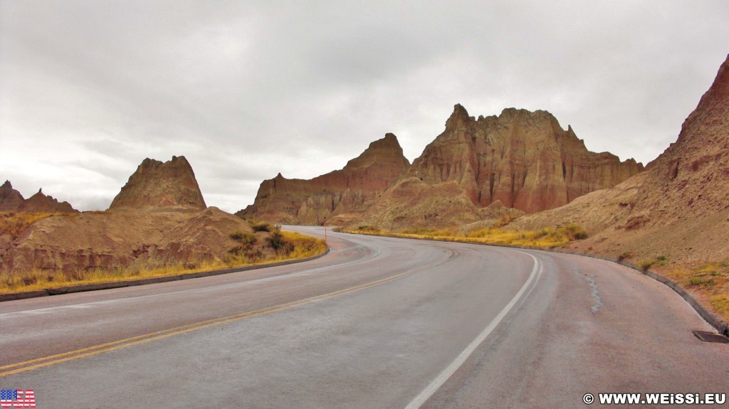 Badlands-Nationalpark. Norbeck Pass - Badlands-Nationalpark. - Landschaft, Felsen, Sandstein, Sandsteinformationen, Erosion, Hügel, National Park, Badlands-Nationalpark, Badlands Loop Road, Gipfel, Cedar Pass, Norbeck Pass - (Interior, Philip, South Dakota, Vereinigte Staaten)