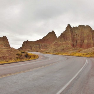Badlands-Nationalpark. Norbeck Pass - Badlands-Nationalpark. - Landschaft, Felsen, Sandstein, Sandsteinformationen, Erosion, Hügel, National Park, Badlands-Nationalpark, Badlands Loop Road, Gipfel, Cedar Pass, Norbeck Pass - (Interior, Philip, South Dakota, Vereinigte Staaten)