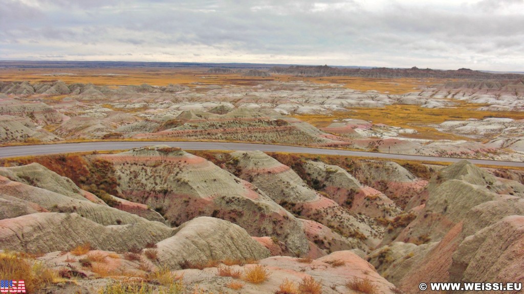 Badlands-Nationalpark. Bigfoot Pass - Badlands-Nationalpark. - Felsen, Sandstein, Sandsteinformationen, Erosion, Hügel, Overlook, National Park, Badlands-Nationalpark, Badlands Loop Road, Gipfel, Bigfoot Pass Overlook, Bigfoot Pass - (Interior, Wall, South Dakota, Vereinigte Staaten)