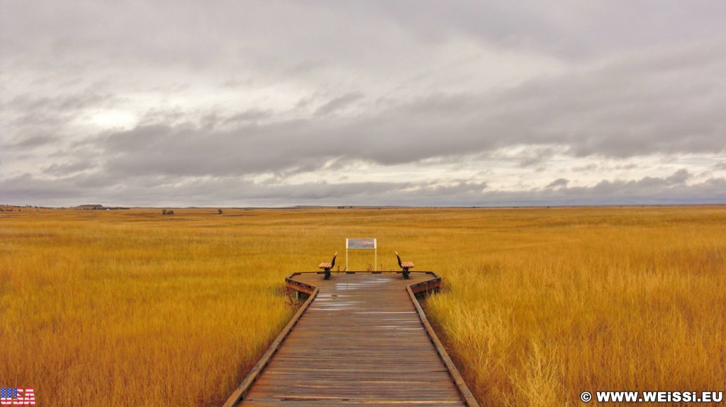 Badlands-Nationalpark. Prairie Wind Overlook - Badlands-Nationalpark. - Schild, Landschaft, Tafel, National Park, Badlands-Nationalpark, Badlands Loop Road, Holz-Weg, Weg, Pfad, Prairie Wind Overlook - (Conata, Wall, South Dakota, Vereinigte Staaten)