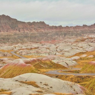 Badlands-Nationalpark. Conata Basin Overlook - Badlands-Nationalpark. - Landschaft, Felsen, Aussichtspunkt, Sandstein, Sandsteinformationen, Erosion, Hügel, National Park, Badlands-Nationalpark, Badlands Loop Road, Gipfel, Conata Basin Overlook, Conata Basin - (Conata, Scenic, South Dakota, Vereinigte Staaten)