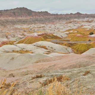 Badlands-Nationalpark. Conata Basin Overlook - Badlands-Nationalpark. - Landschaft, Felsen, Aussichtspunkt, Sandstein, Sandsteinformationen, Erosion, Hügel, National Park, Badlands-Nationalpark, Badlands Loop Road, Gipfel, Conata Basin Overlook, Conata Basin - (Conata, Scenic, South Dakota, Vereinigte Staaten)