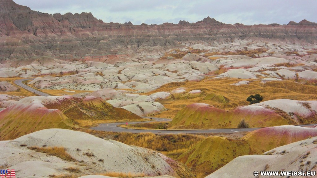 Badlands-Nationalpark. Conata Basin Overlook - Badlands-Nationalpark. - Landschaft, Felsen, Aussichtspunkt, Sandstein, Sandsteinformationen, Erosion, Hügel, National Park, Badlands-Nationalpark, Badlands Loop Road, Gipfel, Conata Basin Overlook, Conata Basin - (Conata, Scenic, South Dakota, Vereinigte Staaten)