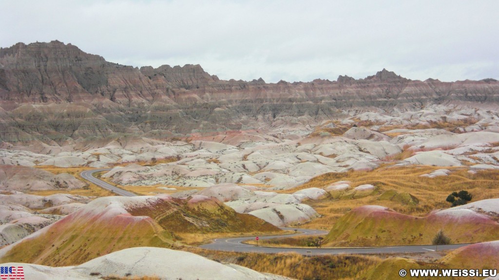 Badlands-Nationalpark. Conata Basin Overlook - Badlands-Nationalpark. - Landschaft, Felsen, Aussichtspunkt, Sandstein, Sandsteinformationen, Erosion, Hügel, National Park, Badlands-Nationalpark, Badlands Loop Road, Gipfel, Conata Basin Overlook, Conata Basin - (Conata, Scenic, South Dakota, Vereinigte Staaten)